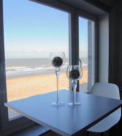 Modern Appartement Op De Zeedijk Met 2 Slaapkamers Te Oostende Экстерьер фото