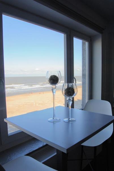 Modern Appartement Op De Zeedijk Met 2 Slaapkamers Te Oostende Экстерьер фото